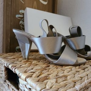 CHLOÉ NWB grey / taupe heels